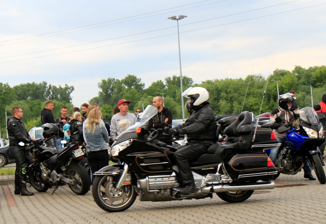 Przed Areną Lublin symbolicznie pożegnano dwójkę tragicznie zmarłych motocyklistów