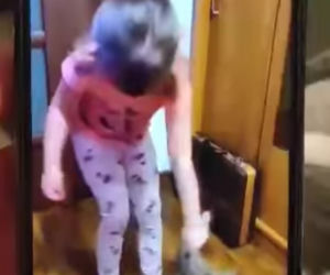 Białopole: 5-latka MALTRETUJE kota. Zachęcała ją opiekunka. Film trafił do sieci. HORROR!