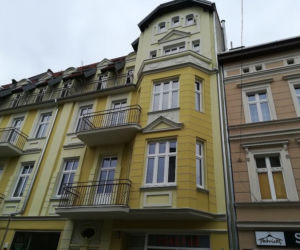 Ulica Dworcowa z kolejnymi odrestaurowanymi kamienicami 