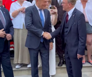 Artur Barciś chciał sprawdzić czy Tusk nosi perukę