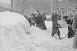Zima stulecia na archiwalnych zdjęciach. Śnieg sięgał pierwszego piętra