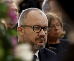 Monika Olejnik na pogrzebie senatora Piesiewicza. Towarzyszył jej ukochany