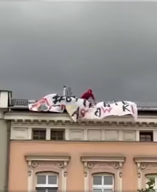 Szok w Gliwicach. Dwóch Spider-Manów rozwiesiło na dachu baner "Byle nie Trzaskowski"