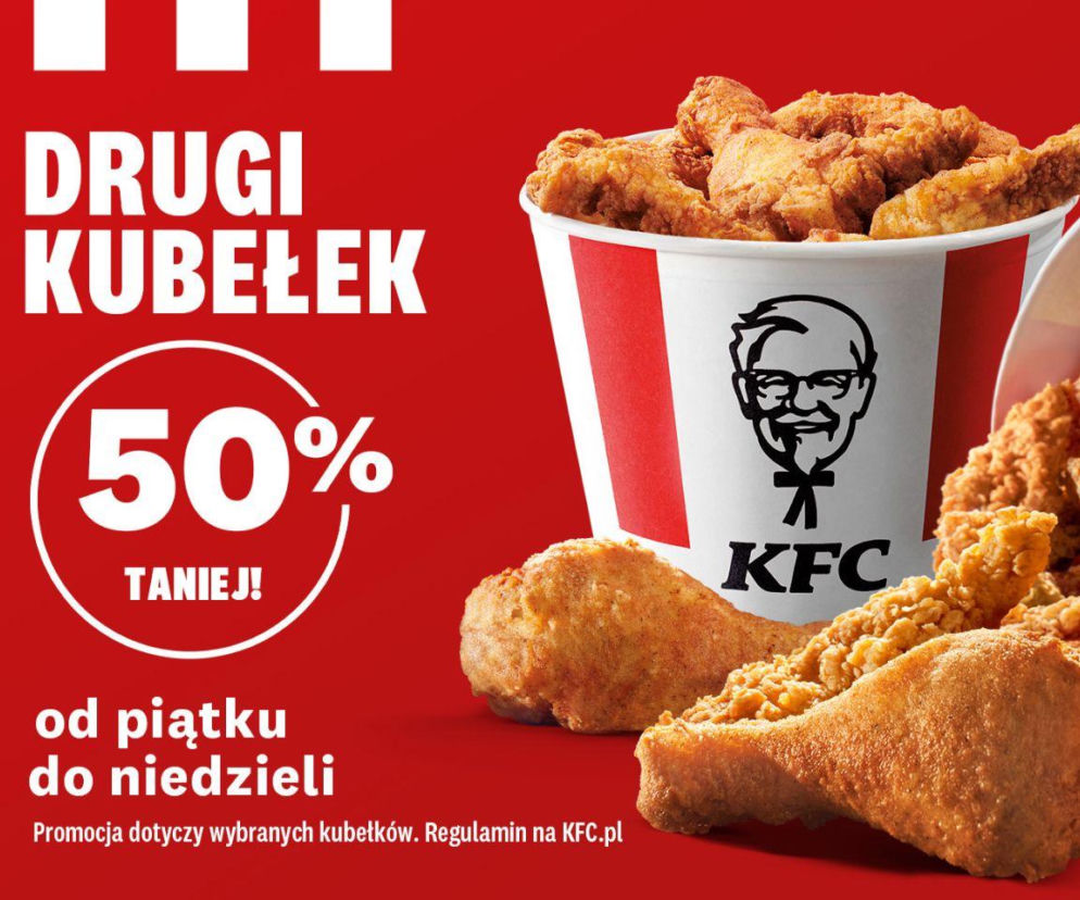 Kubełek z kurczakami KFC na czerwonym tle z napisem Drugi kubełek 50% taniej. O promocji przeczytasz w serwisie Eska.