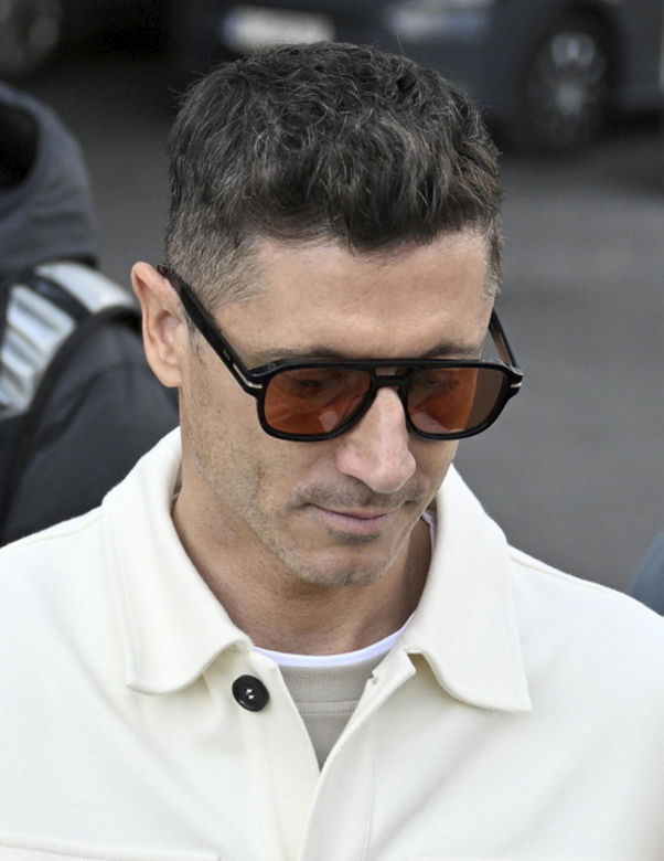 Robert Lewandowski w stylowych okularach