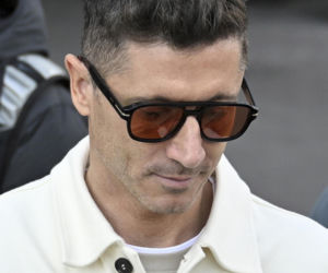 Robert Lewandowski w stylowych okularach