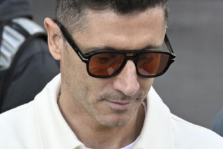 Robert Lewandowski w stylowych okularach