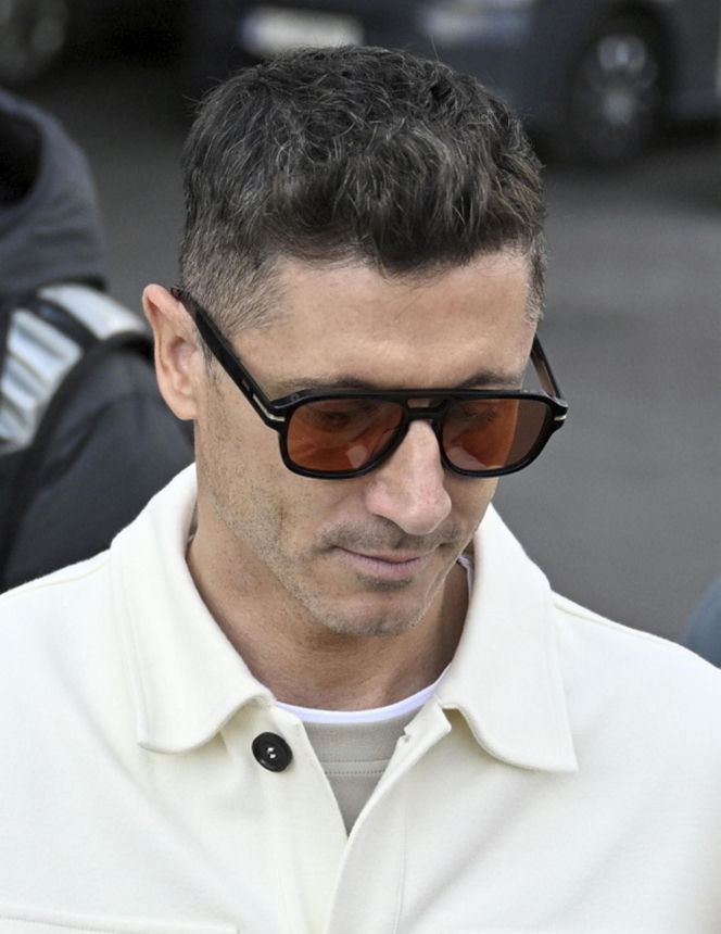 Robert Lewandowski w stylowych okularach