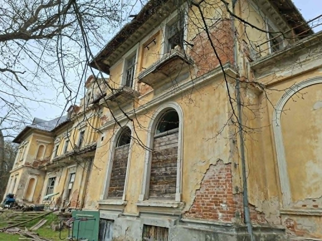 Kiedyś perła, dziś w ruinie. To nie jest zwykły pałac w Świętokrzyskiem (Pałac w Bałtowie)