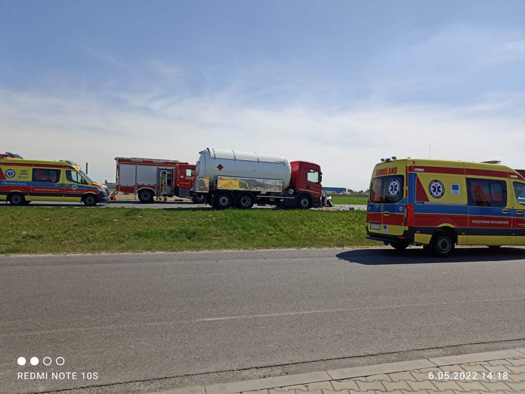 Volkswagen huknął w cysternę! 64-latek nie żyje. Fatalny wypadek na obwodnicy Kalisza [ZDJĘCIA]