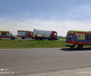Volkswagen huknął w cysternę! 64-latek nie żyje. Fatalny wypadek na obwodnicy Kalisza [ZDJĘCIA]