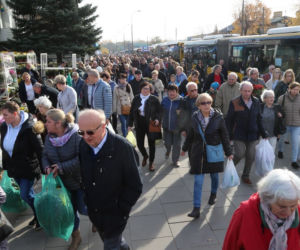 Tłumy korki na Cmentarzu Północnym