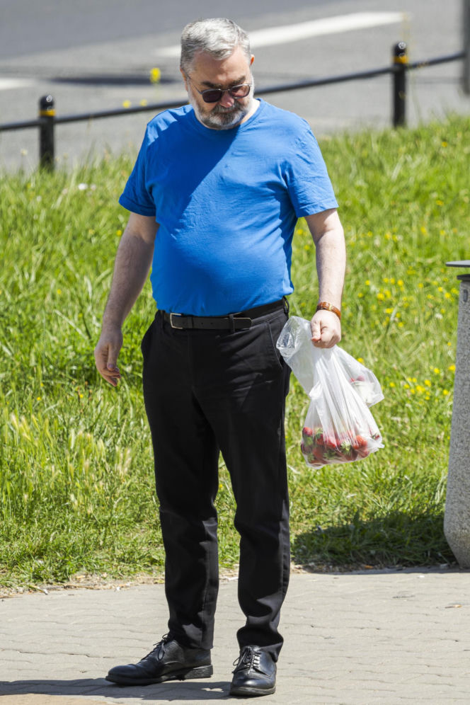 Karol Karski objada się malinami