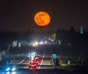 NIESAMOWITE zdjęcia z okolic Trzciany. Fotograf uchwycił wschód księżyca