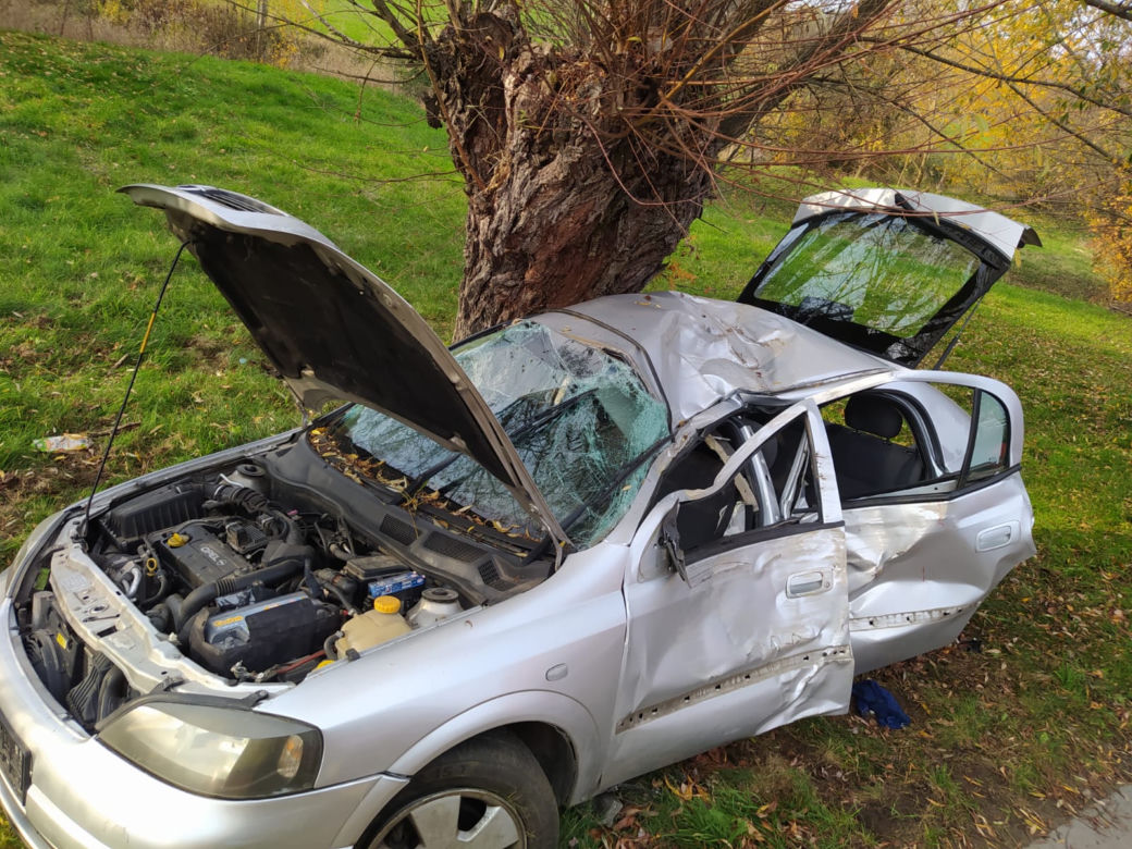 Fatalny wypadek w Nieczajnej Dolnej! Opel rozbił się o drzewo 