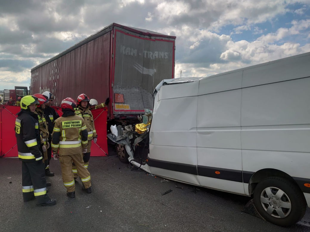Tragiczny wypadek na autostradzie A4. Bus wbił się w tira