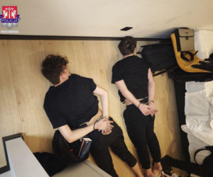 Szajka oszustów rozbita przez policję. Zatrzymani mają 17 i 18 lat. W tle gigantyczne pieniądze