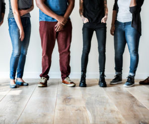 Nigdy nie stój w ten sposób w kolejce. Jeden błąd to prosta droga do omdlenia