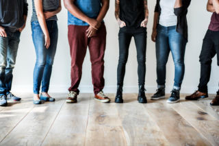 Nigdy nie stój w ten sposób w kolejce. Jeden błąd to prosta droga do omdlenia