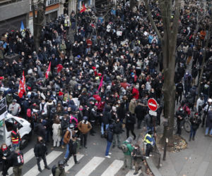 Francja płonie! Wielki atak na policję, dziesiątki rannych