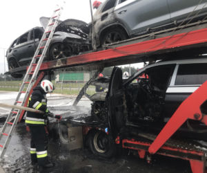 Pożar lawety z samochodami na obwodnicy Augustowa