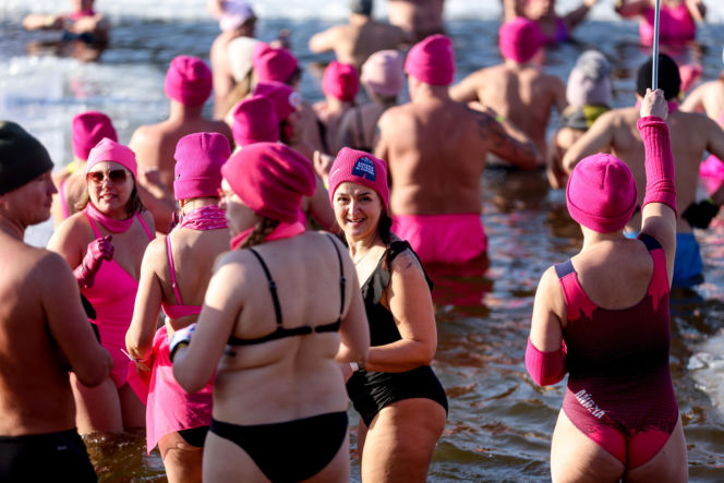 Różowe morsowanie idealne na pomaganie. Trzy Stawy opanowali amatorzy zimnych kąpieli