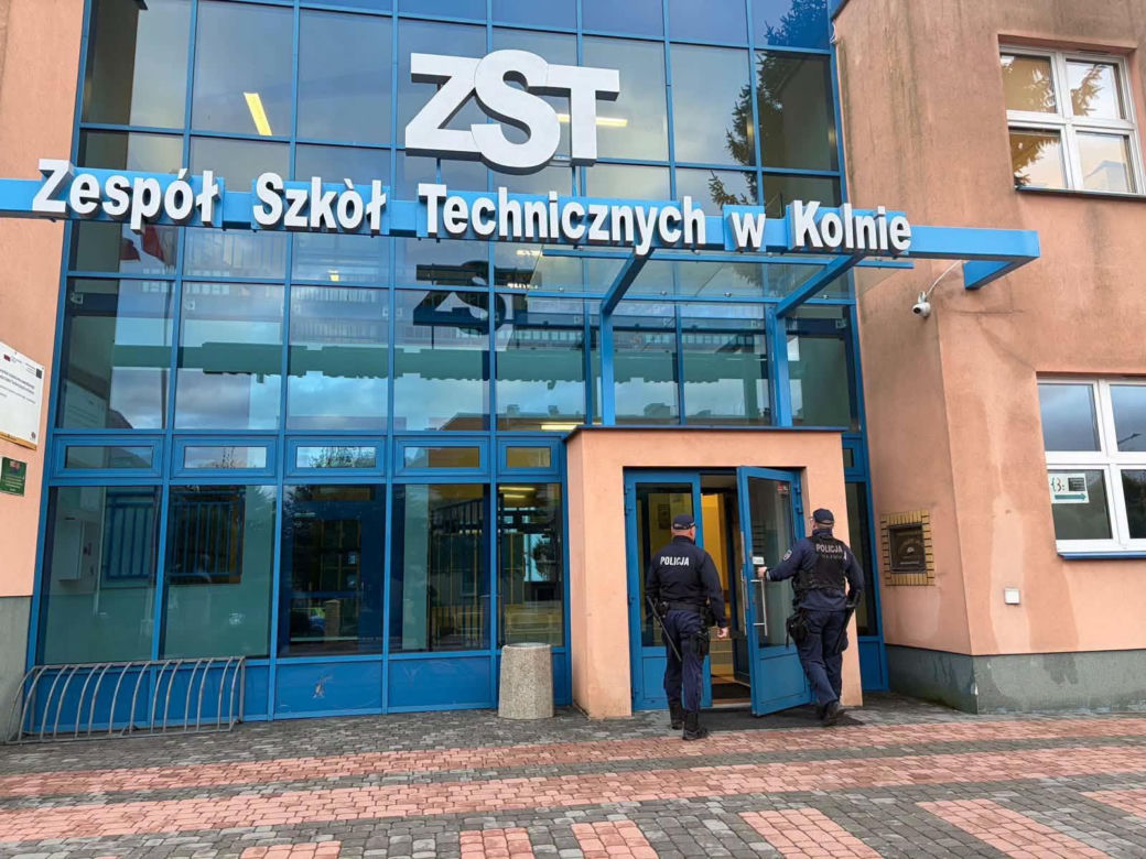 Radiowozy przed szkołami w Podlaskiem. Policja uspokaja rodziców i uczniów