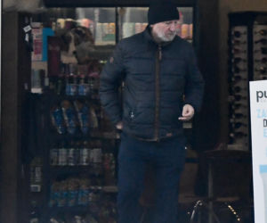 Robert Więckiewicz myje samochód