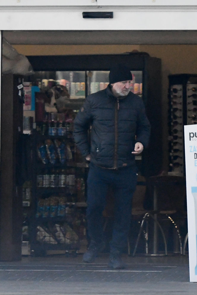 Robert Więckiewicz myje samochód