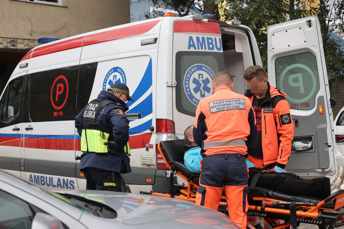 Interwencja Straży Miejskiej na Pradze-Południe. Funkcjonariusze profesjonalnie zajęli się osobą bezdomną, która potrzebowała pomocy