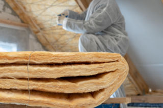 Wełna mineralna w budownictwie: porównanie wełny skalnej i szklanej