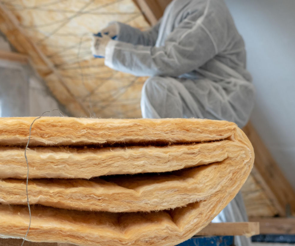 Wełna mineralna w budownictwie: porównanie wełny skalnej i szklanej