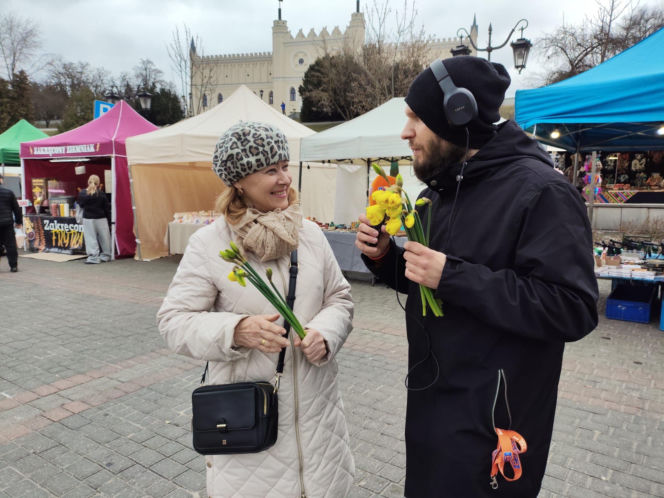 ESKA Lublin rozdawała żonkile na wiosnę