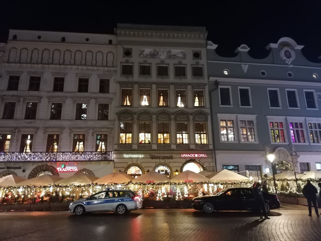 Krakowski Rynek pełen policji i służb