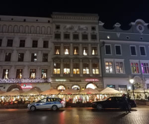 Krakowski Rynek pełen policji i służb