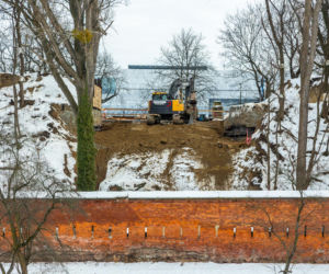 „Niebezpieczna i katastrofalna w skutkach”. Wielkie protesty przeciw małej kładce