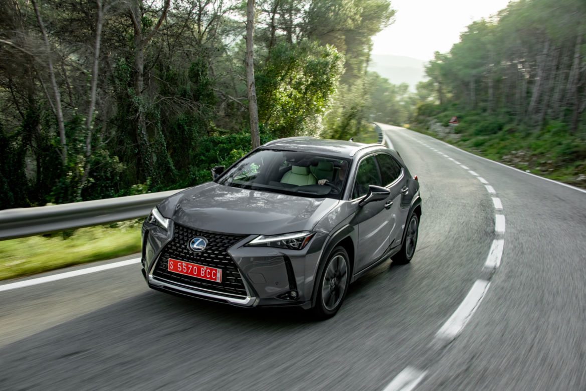 Lexus UX 250h E-Four Omotenashi