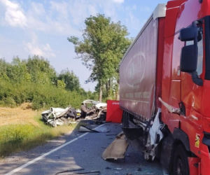Tragiczny wypadek na DK74 w Łagowie. Nie żyje jedna osoba, droga jest całkowicie zablokowana