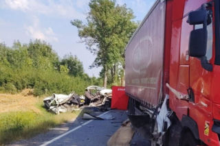 Tragiczny wypadek na DK74 w Łagowie. Nie żyje jedna osoba, droga jest całkowicie zablokowana