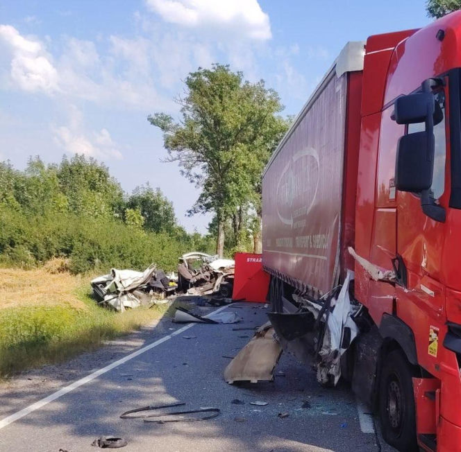 Tragiczny wypadek na DK74 w Łagowie. Nie żyje jedna osoba, droga jest całkowicie zablokowana