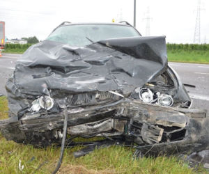 Audi rozpadło się na dwie części po zderzeniu z BMW