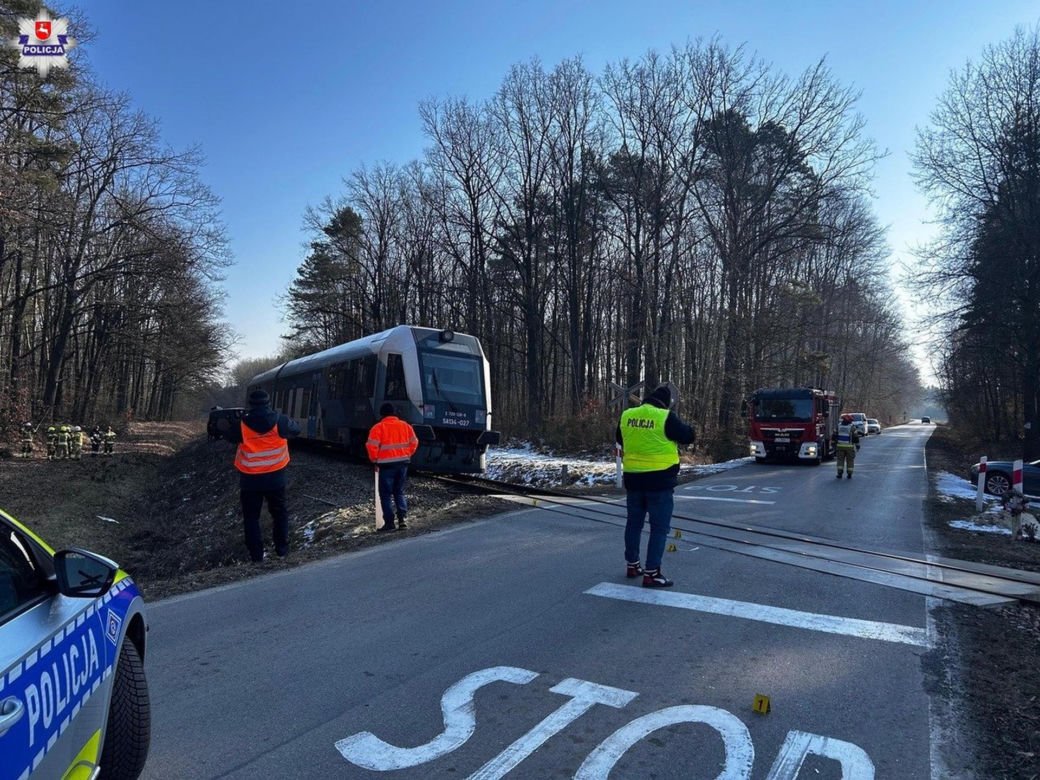 Lubelskie. Wypadek na przejeździe kolejowym. Kierowca busa wjechał wprost pod szynobus