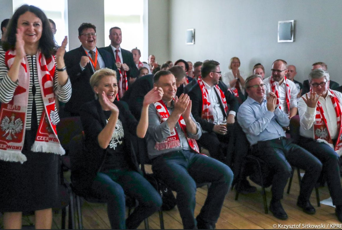 Wpadka pierwszej damy? Agata Duda założyła czarną koszulkę na mecz Polski [ZDJĘCIA]