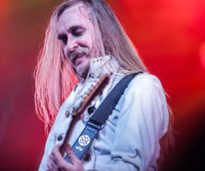 Skrupulatnie wyreżyserowany groteskowy spektakl okraszony nutą surrealizmu – Avatar zawładną Warszawą [RELACJA]