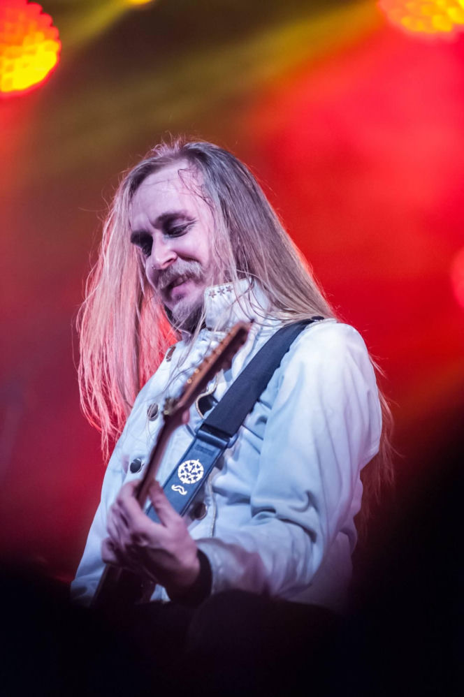 Skrupulatnie wyreżyserowany groteskowy spektakl okraszony nutą surrealizmu – Avatar zawładną Warszawą [RELACJA]