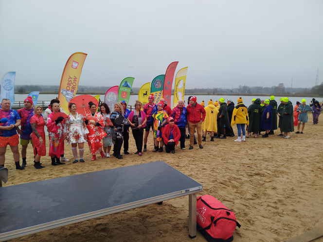 Mazowieckie Morsy otworzyły sezon morsowania 2025/2026 nad zalewem w Siedlcach