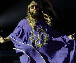 Jared Leto przebrany za księdza