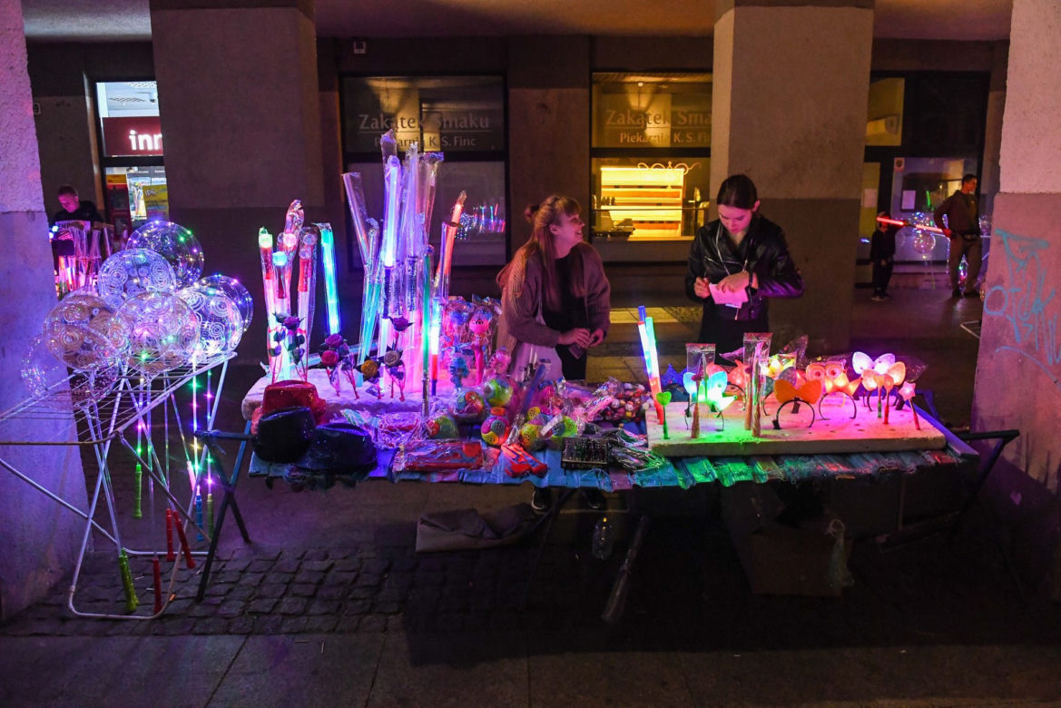 Festiwal Skyway skromniejszy niż poprzednie edycje. Tłumy zwiedzających mimo kiepskiej pogody.