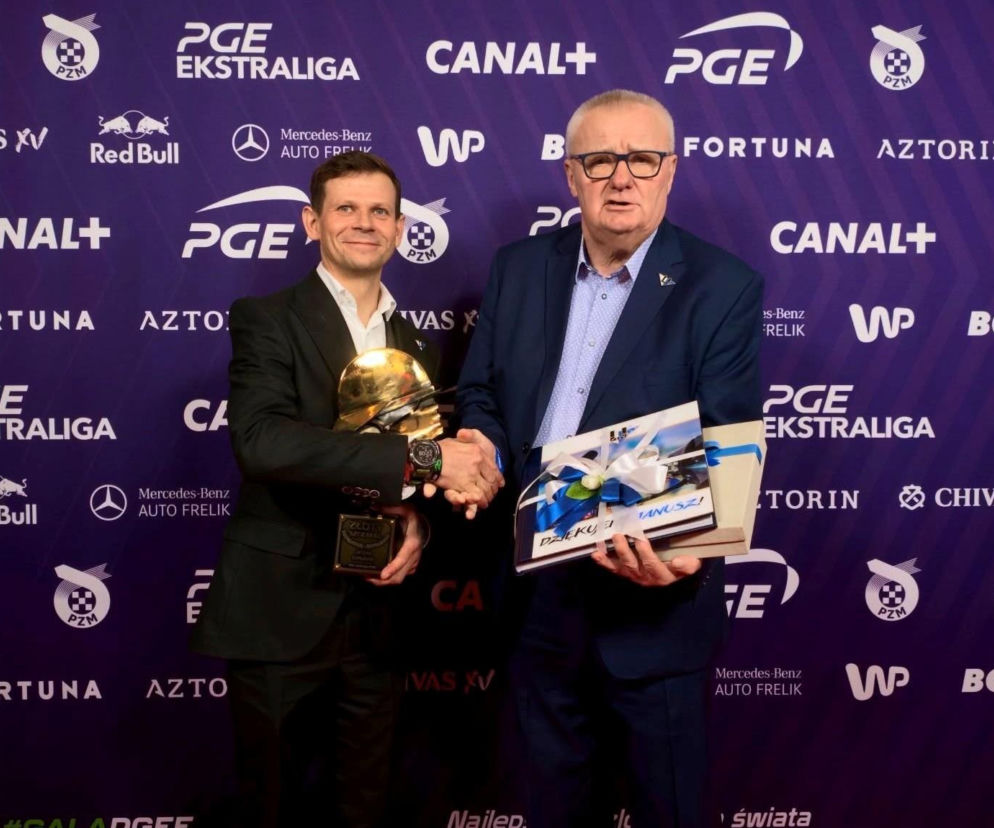 Uśmiechnięty Janusz Kołodziej ze statuetką żużlowca. O końcu kariery legendy Unii Leszno przeczytasz na Eska Leszno.