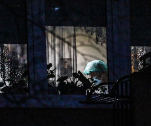 Dwa dni przed tragedią pozowali razem do zdjęcia. Dziś w mieszkaniu przy Bałtyckiej 3 nadal pracują śledczy